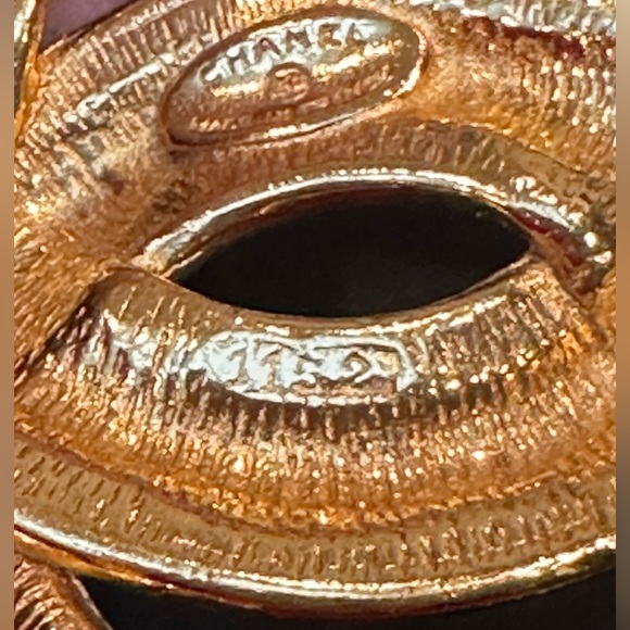 CHANEL Vintage Gold-Tone CC Matelesse Logo Brooch. Authentic, pre-loved. - Picture 8 of 11